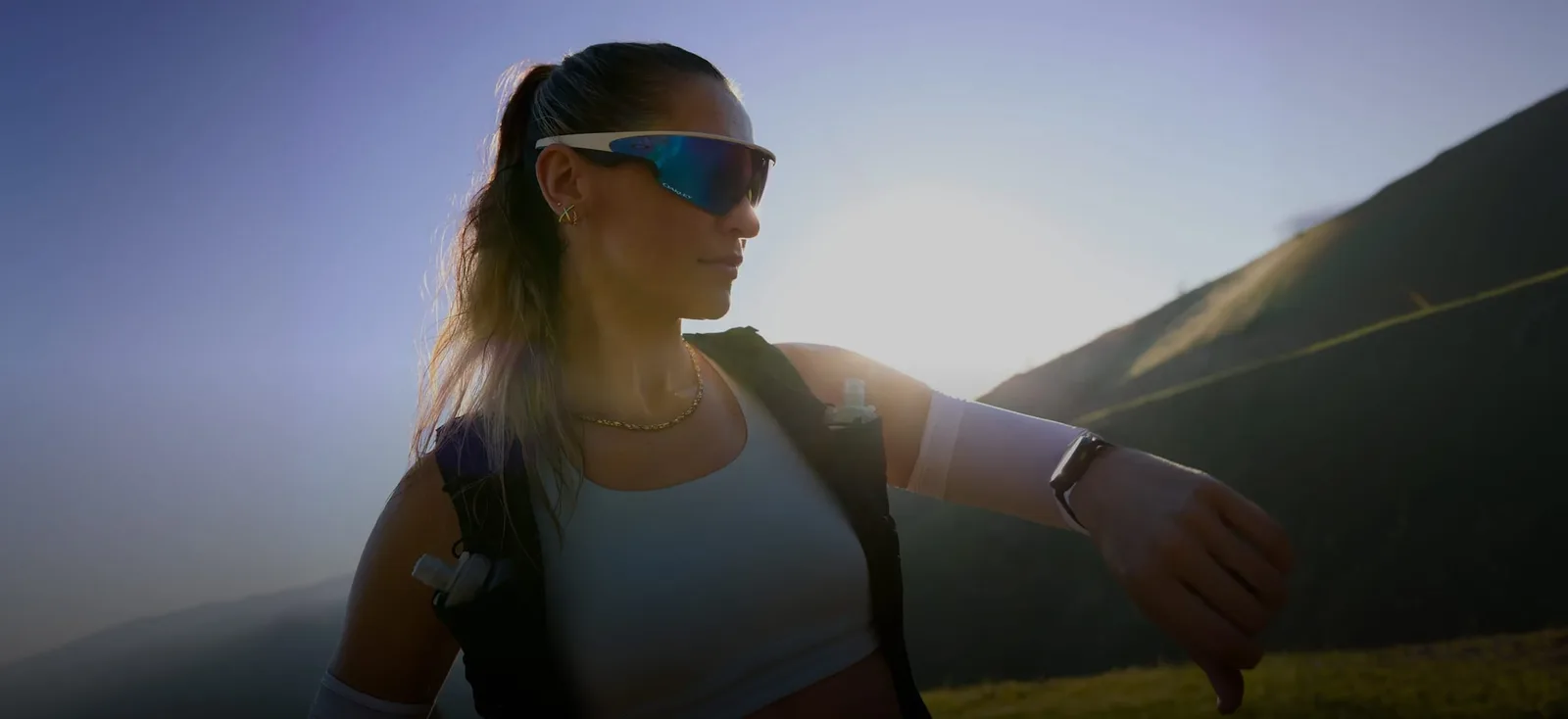 Бегунья в умных очках Oakley Meta Vanguard на рассвете