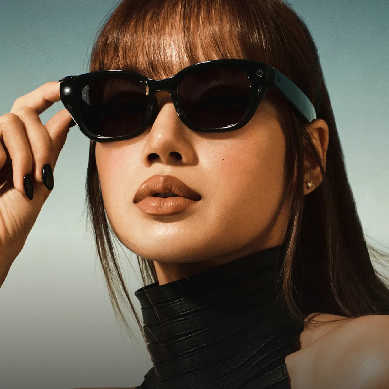 LISA поправляет очки Meta Capri LISA Edition