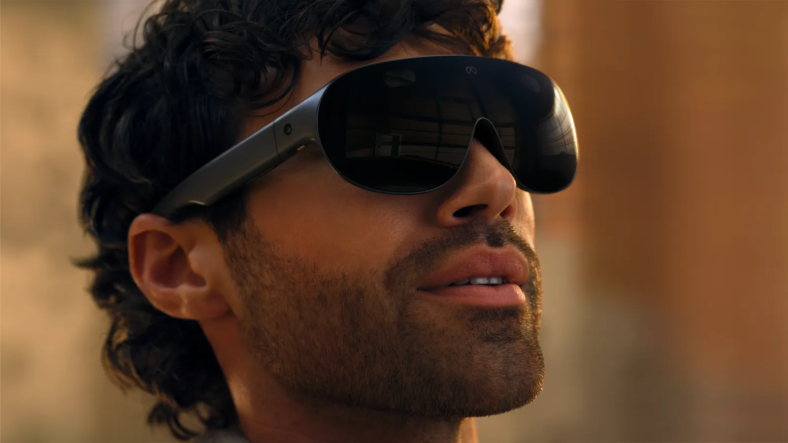 Мужчина в Meta VR Glasses