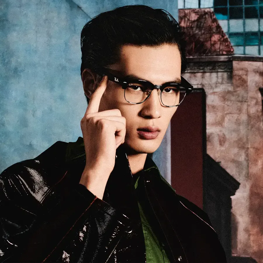 Мужчина в очках Ray-Ban Meta Audio Clubmaster