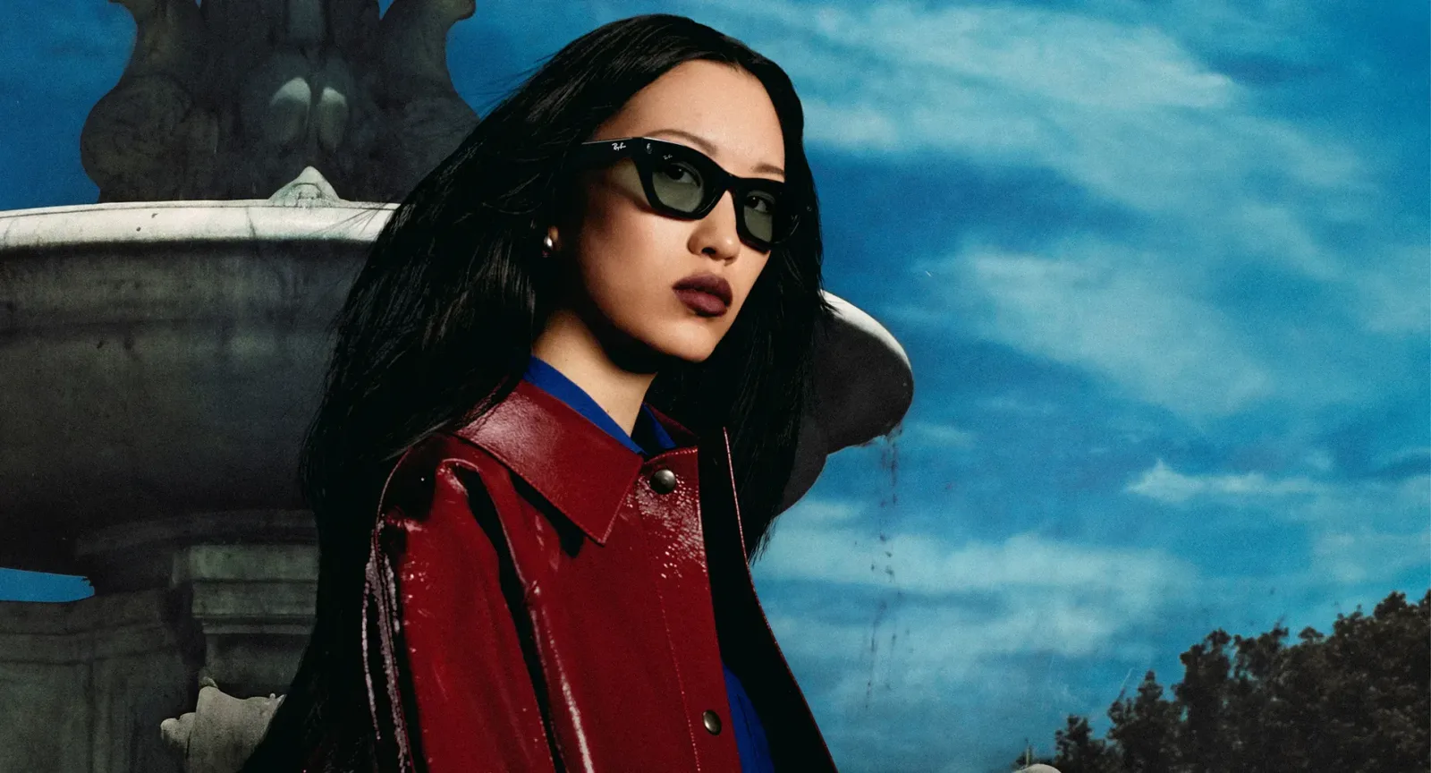 Девушка в очках Ray-Ban Meta (Gen 3) в форме «кошачий глаз»